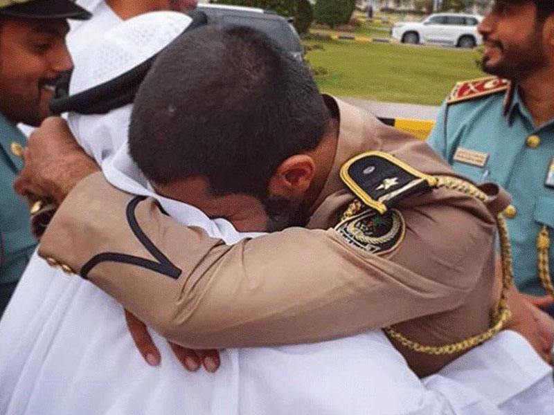 اضغط لمشاهدة الصور: لقطة إنسانية مؤثرة خلال حفل تخريج الدفعة الـ 19 بأكاديمية العلوم الشرطية بالشارقة